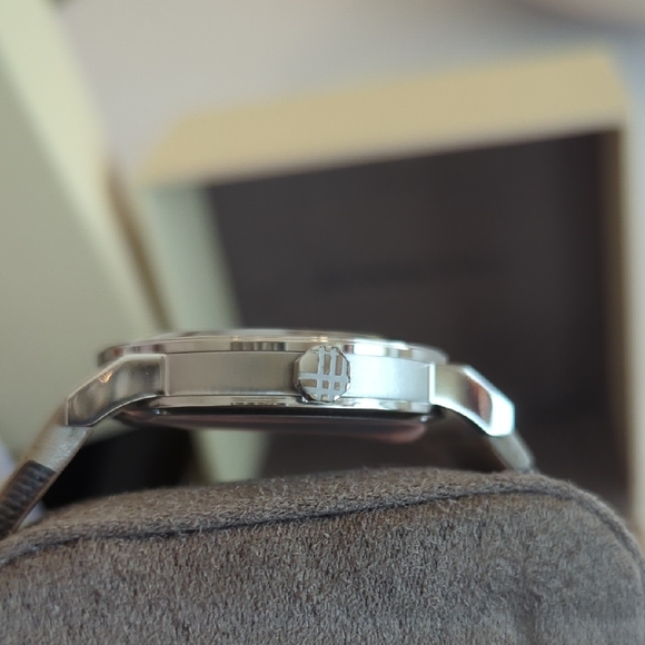 Burberry Beige Watch - Picture 8 of 10
